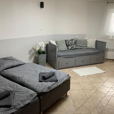 Deduv Sklep Apartamento Hlohovec Exterior foto