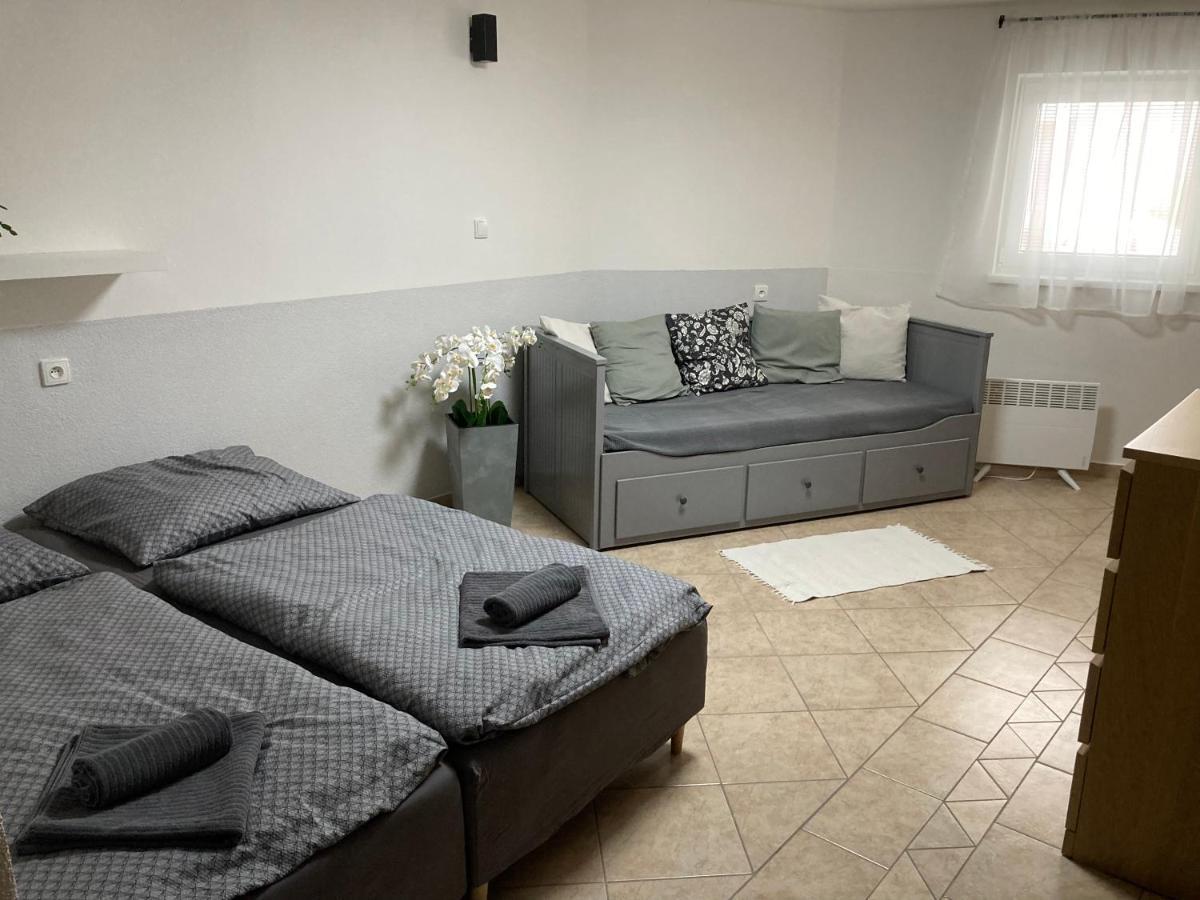 Deduv Sklep Apartamento Hlohovec Exterior foto